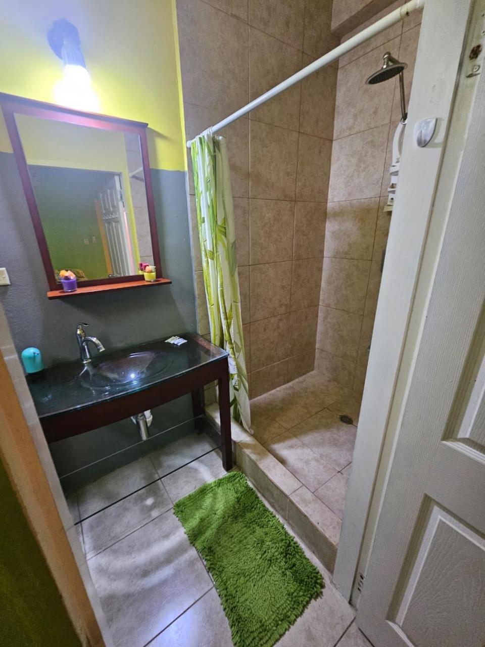 Fish Tobago Guesthouse Or Joy And Brandon Guesthouse Buccoo Habitación foto