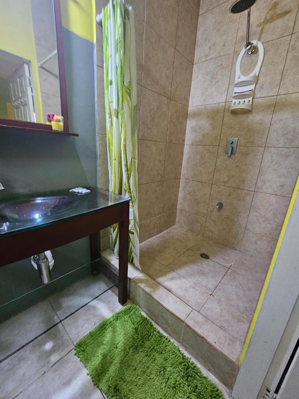 Fish Tobago Guesthouse Or Joy And Brandon Guesthouse Buccoo Habitación foto