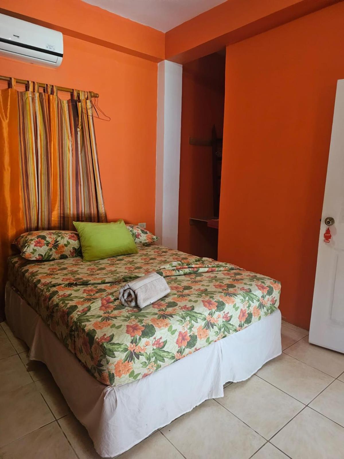 Fish Tobago Guesthouse Or Joy And Brandon Guesthouse Buccoo Habitación foto
