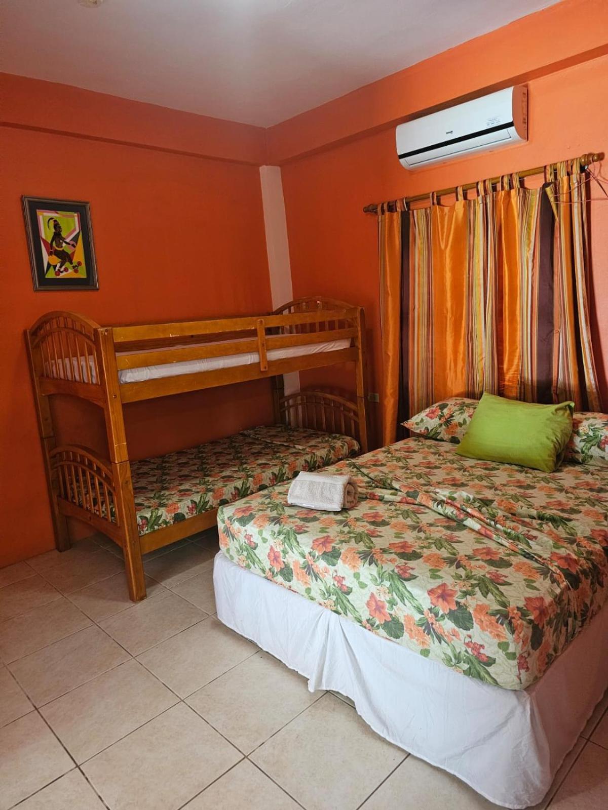 Fish Tobago Guesthouse Or Joy And Brandon Guesthouse Buccoo Habitación foto