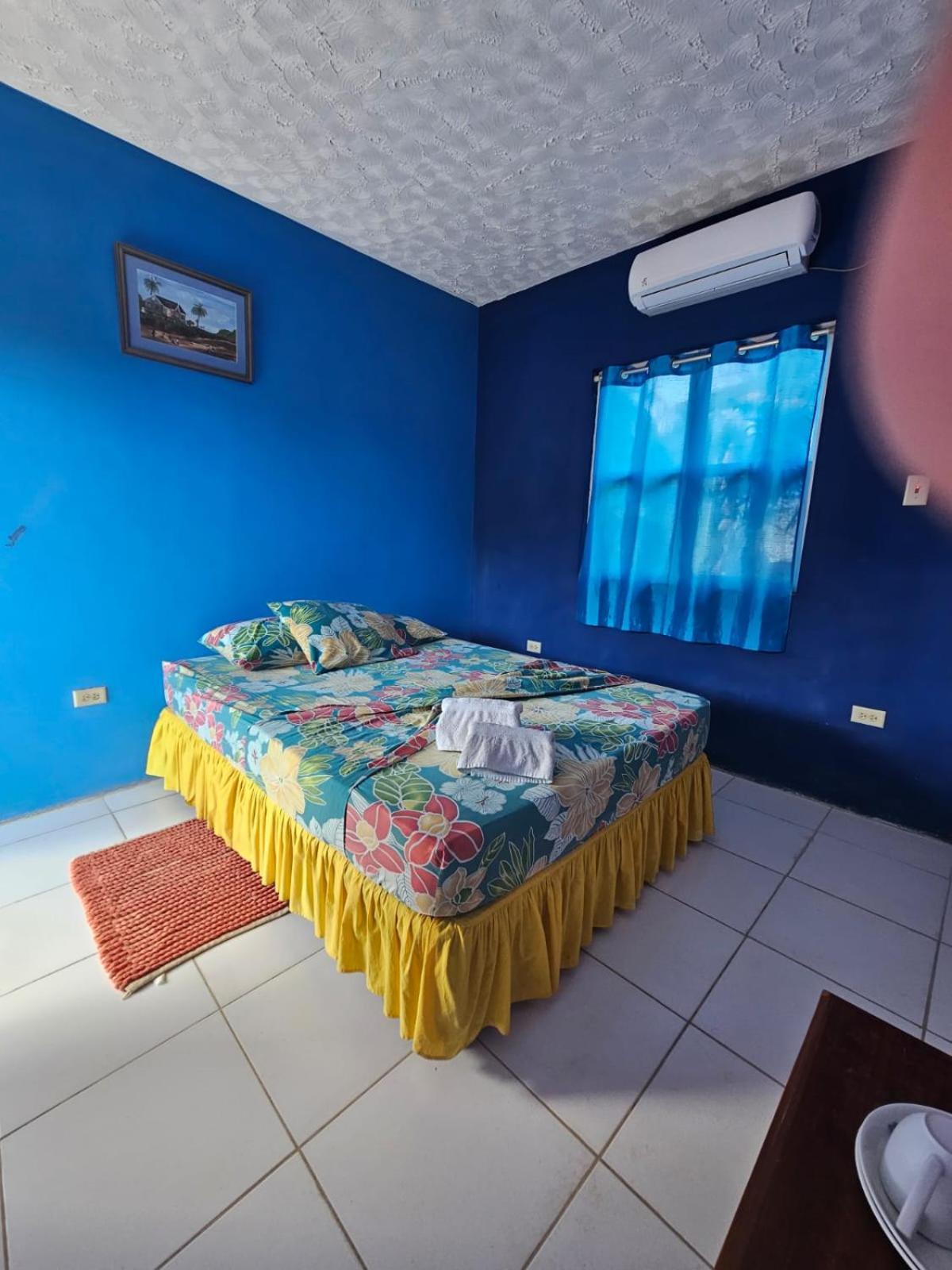 Fish Tobago Guesthouse Or Joy And Brandon Guesthouse Buccoo Habitación foto