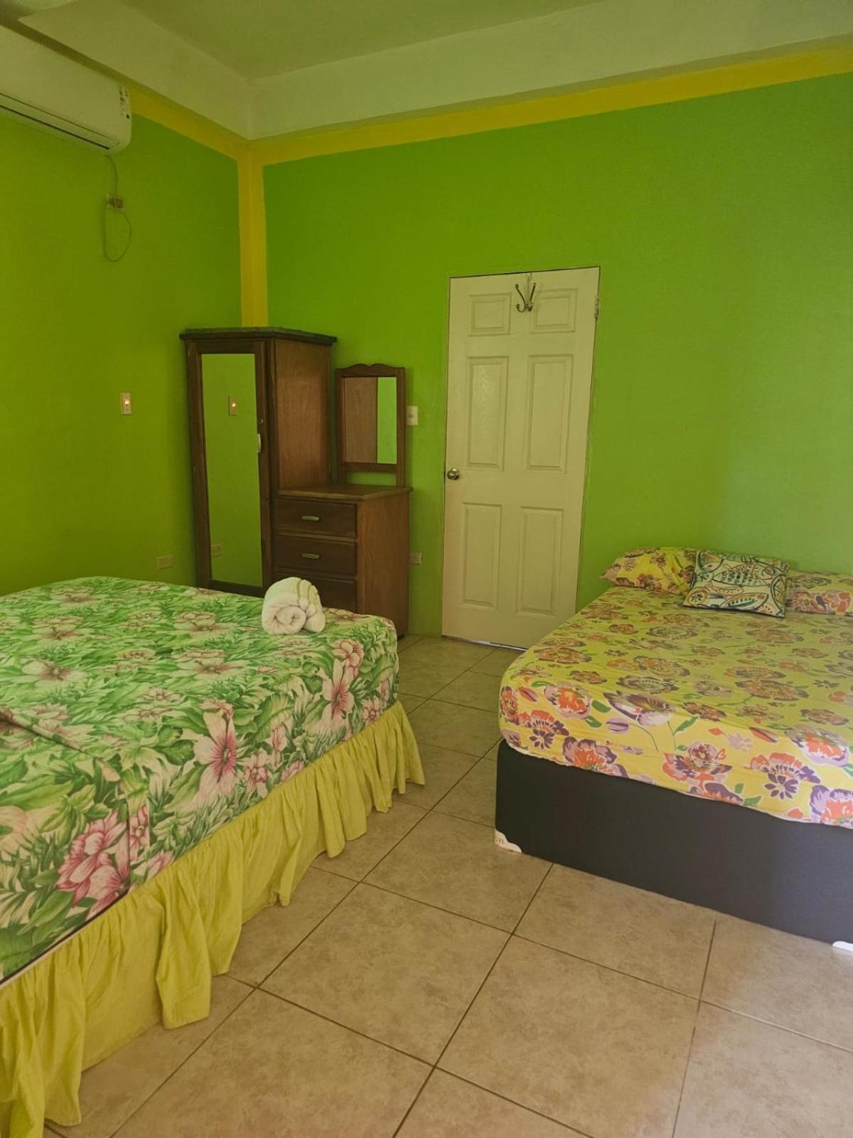 Fish Tobago Guesthouse Or Joy And Brandon Guesthouse Buccoo Habitación foto